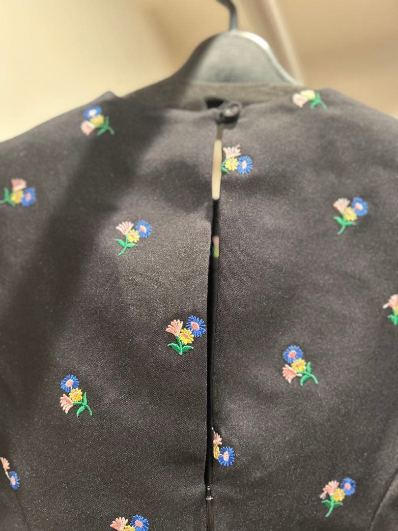 マチャット　フォルムプルオーバーブラウス　黒 花柄刺繍 半袖