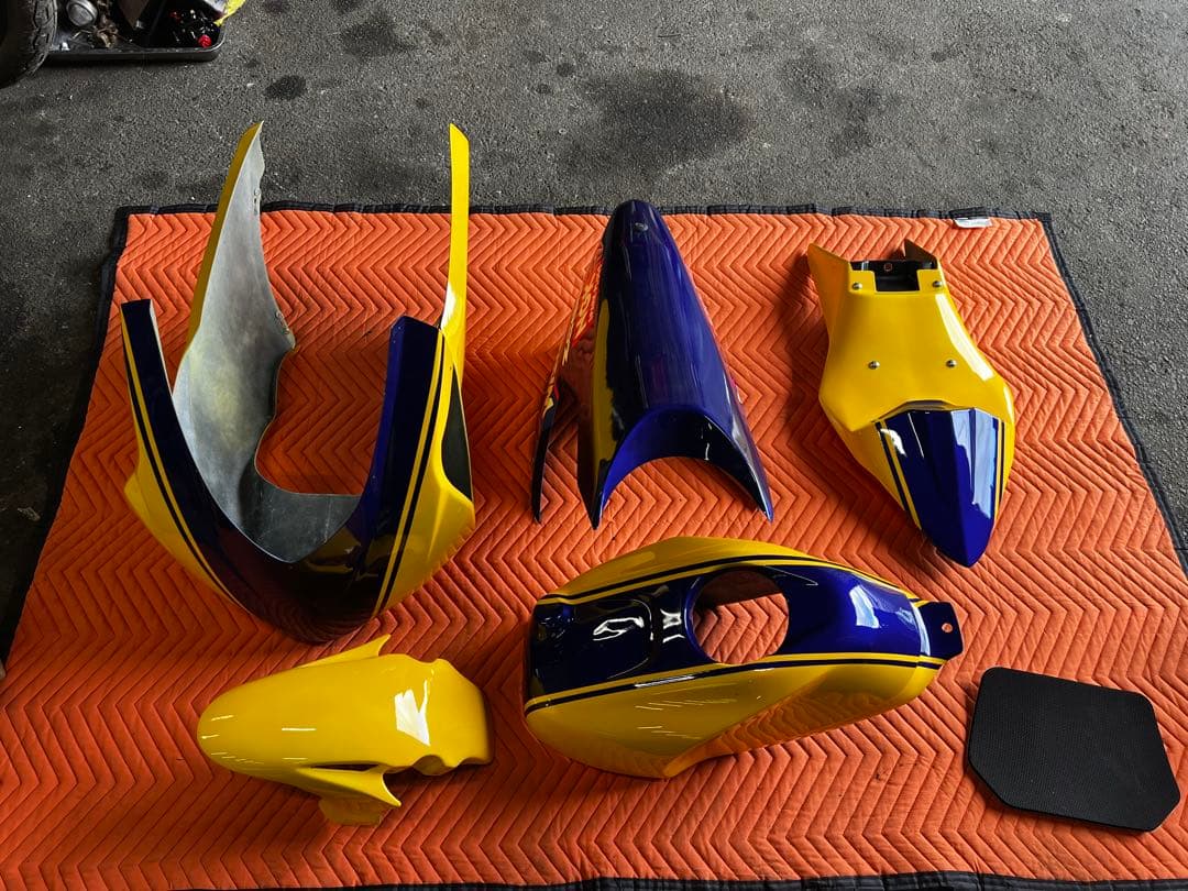 塗装のみの未使用、送料込み！Y2S フルカウル タンクカバーフロントフェンダー