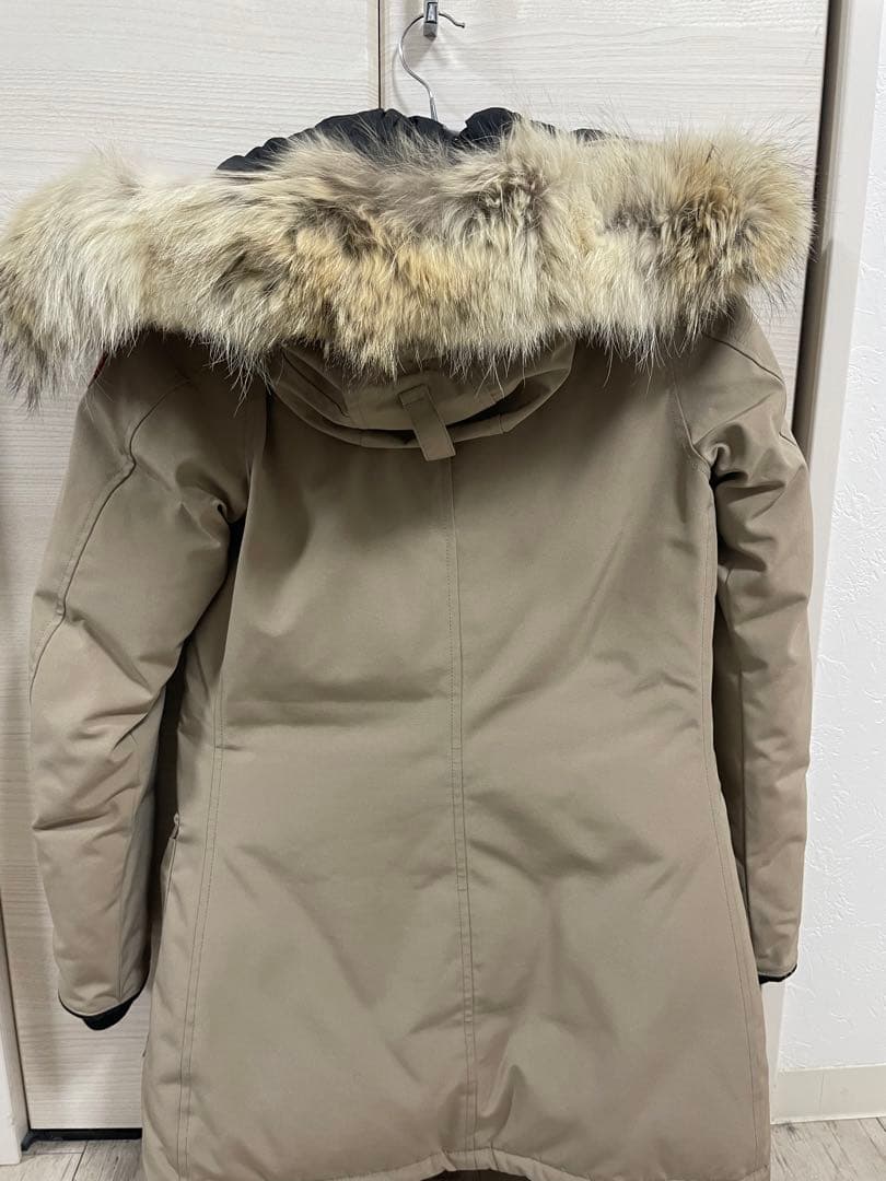   ベージュ ダウンジャケット