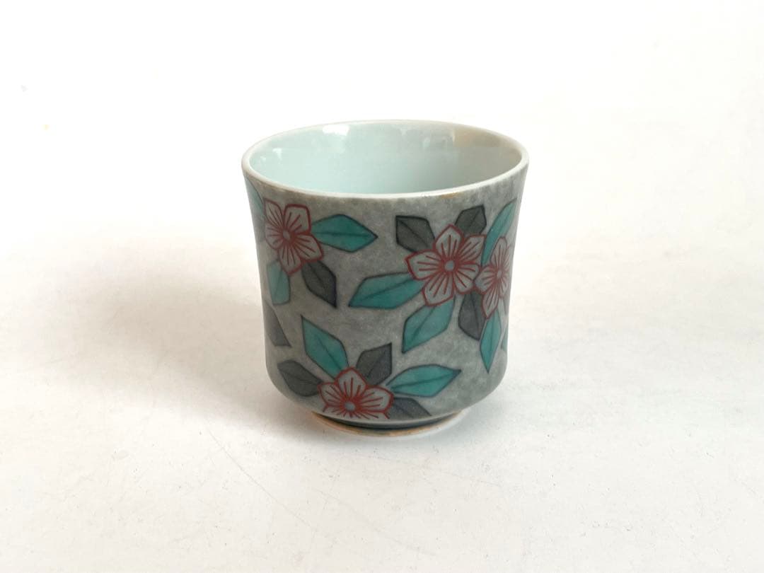 陶芸家　人間国宝　十三代　今泉今右衛門　色絵　薄墨　草花文ぐい呑　酒器　盃　共箱