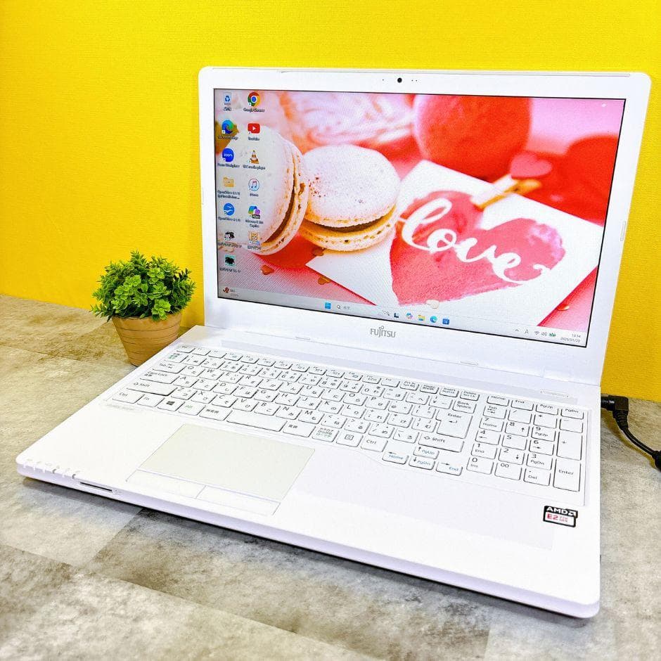 かわいい白❣快適ノートパソコン✨SSD搭載 カメラ付き 薄型 Windows11