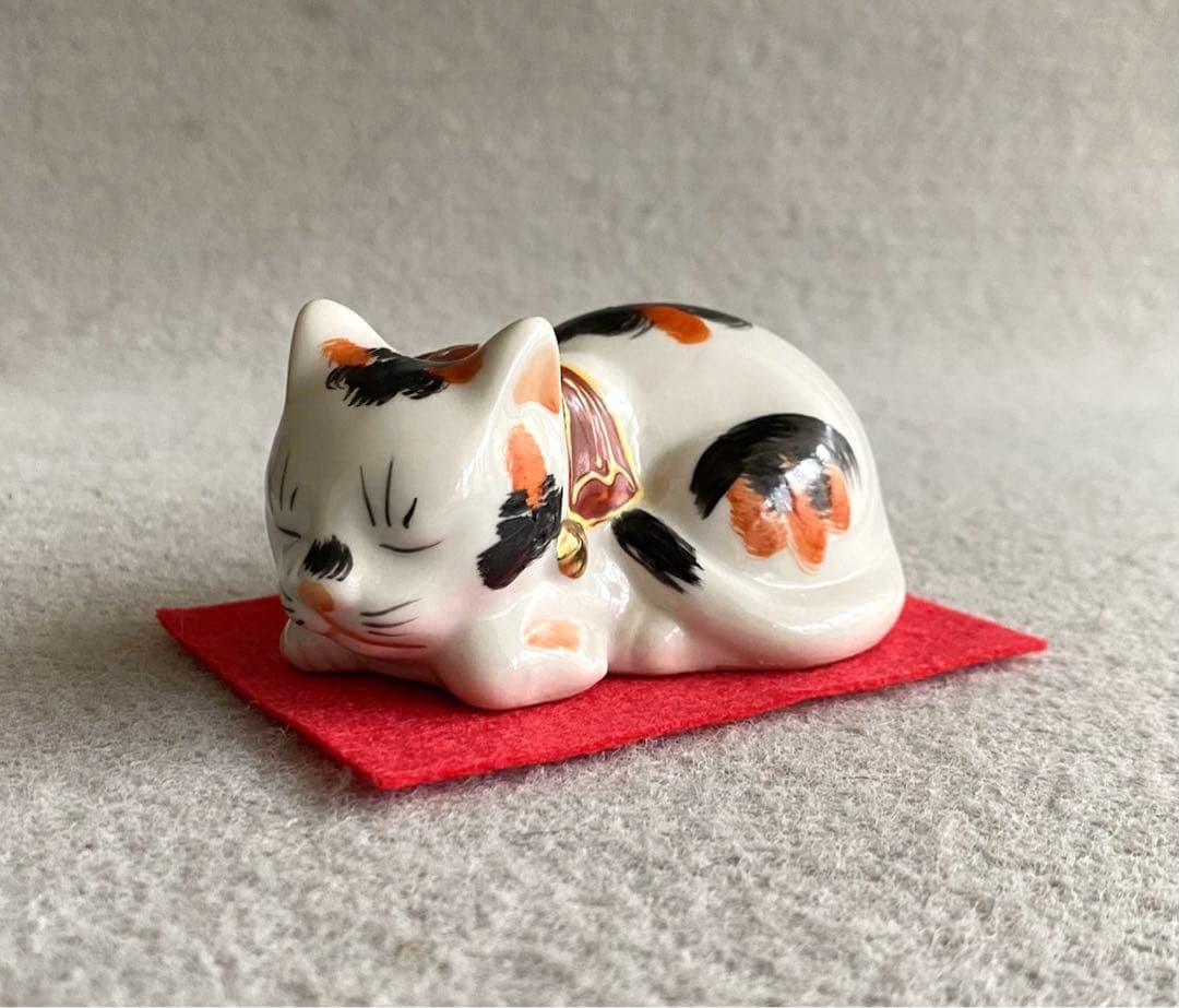 【九谷焼】ミニサイズ／眠り猫（陶器の三毛猫）