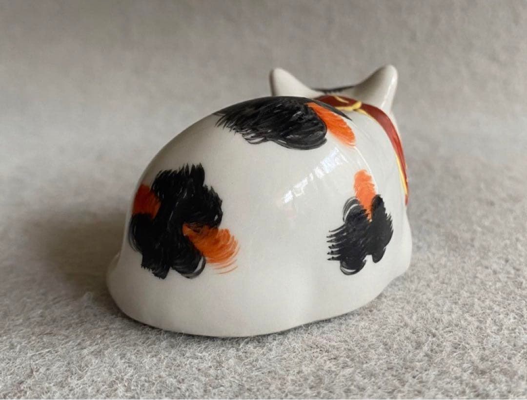 【九谷焼】ミニサイズ／眠り猫（陶器の三毛猫）