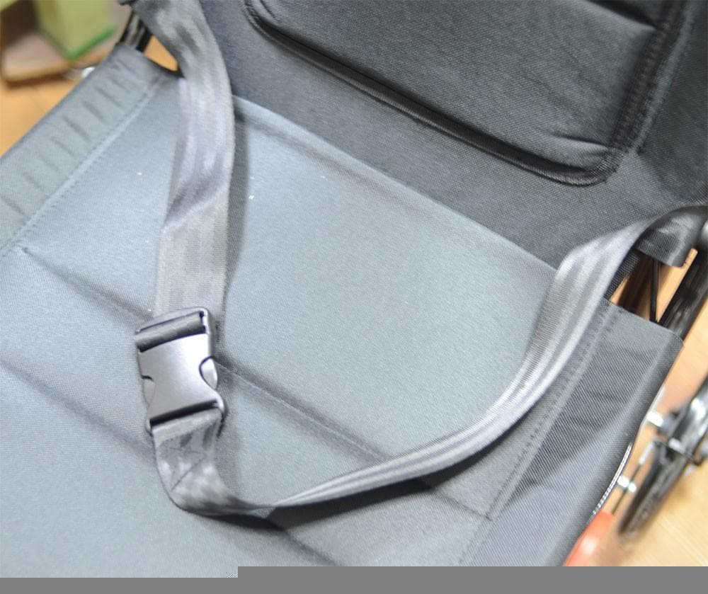 超軽量コンパクト介助用車椅子 折り畳み式 介助ブレーキ付き白 KG01