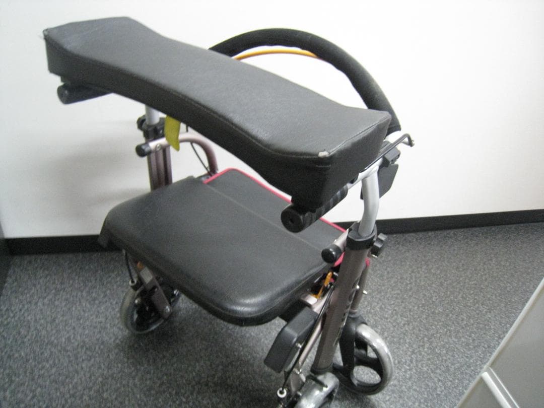 【送料無料】ナブテスコ 前腕支持型歩行車 REHAMO コンパル抑速ブレーキ ②