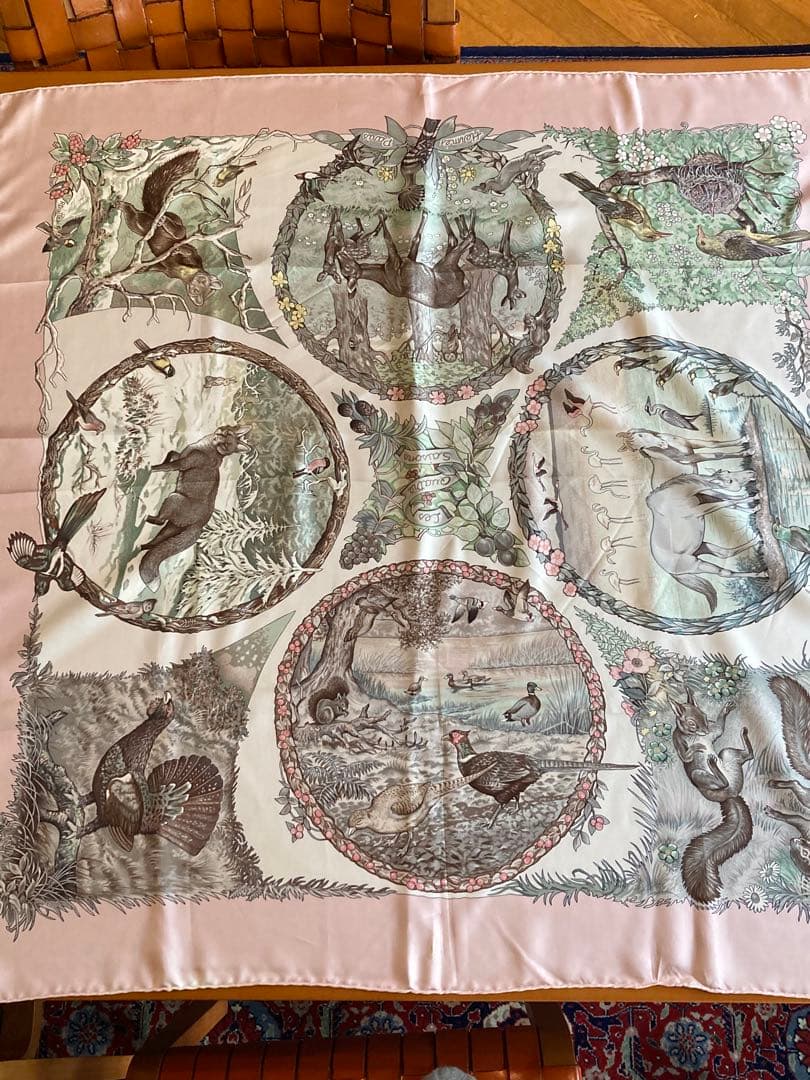 【フランス】Hermès エルメス　カレ90シルクスカーフ馬　鳥　鹿　花ピンク色