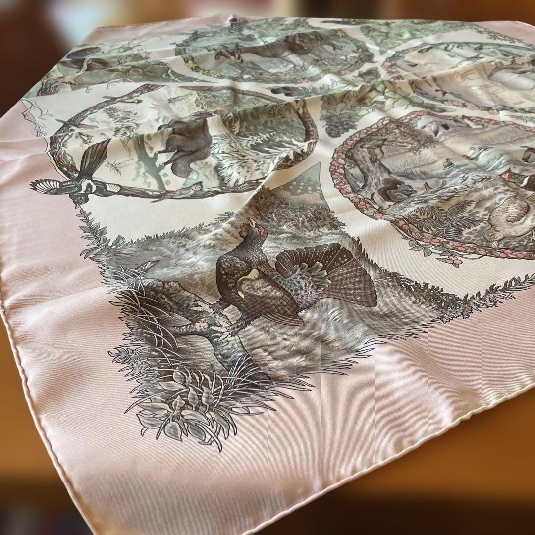 【フランス】Hermès エルメス　カレ90シルクスカーフ馬　鳥　鹿　花ピンク色