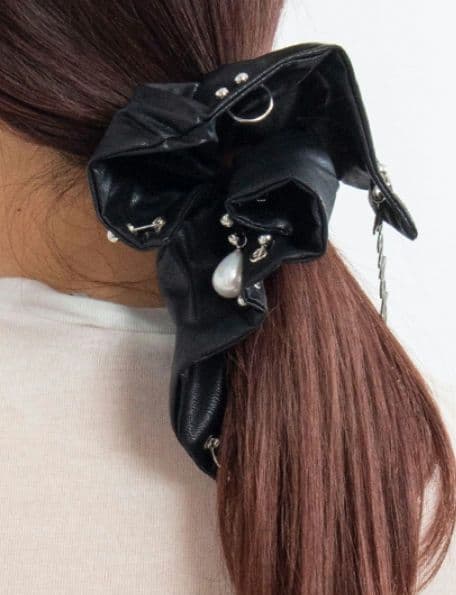 ヘアアクセサリー HEYEP Leather Piercing Detail Scrunchie