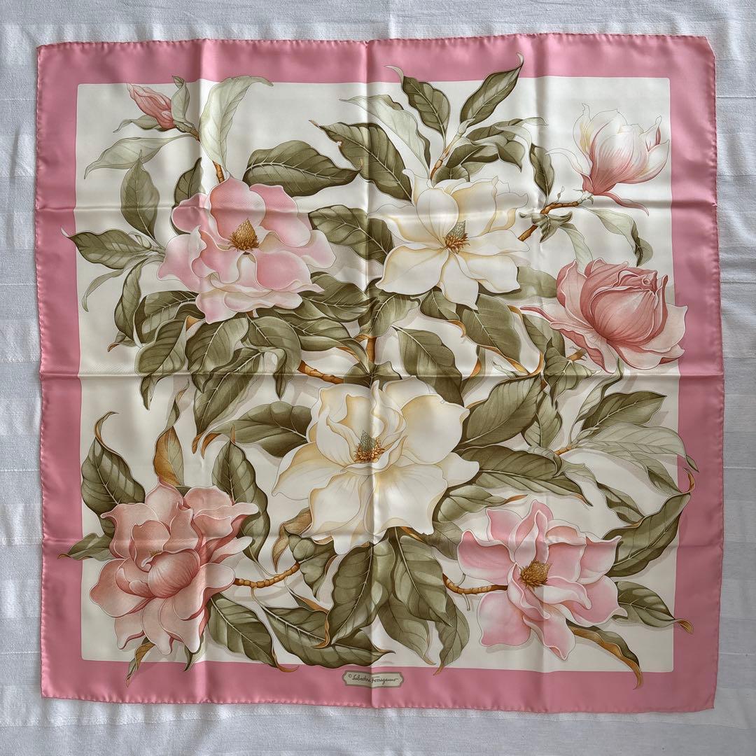 イタリア製　サルヴァトーレ フェラガモ　シルクスカーフ　花柄　ホワイト　ピンク系