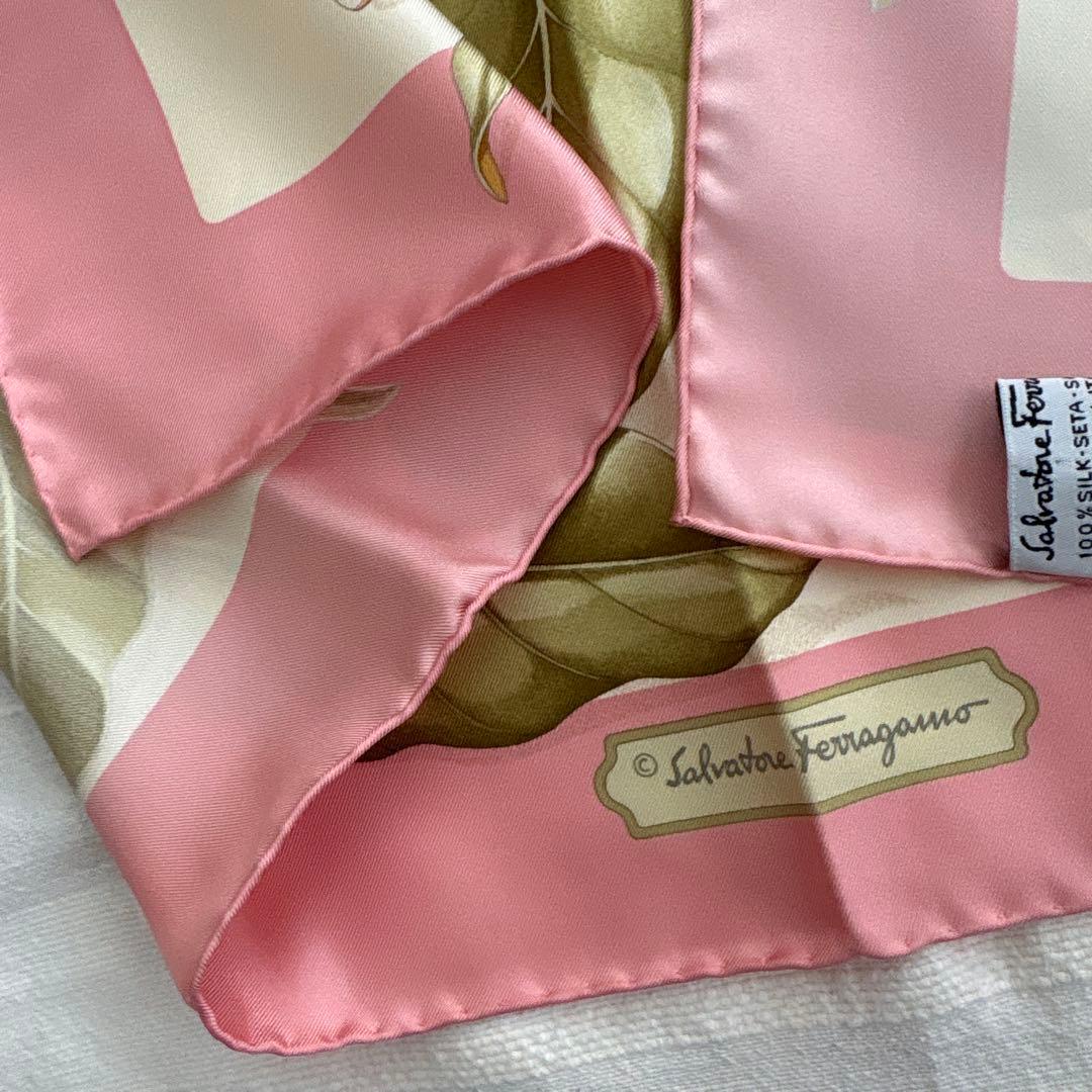 イタリア製　サルヴァトーレ フェラガモ　シルクスカーフ　花柄　ホワイト　ピンク系