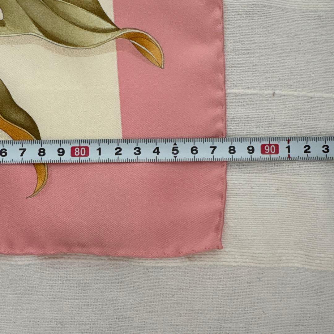 イタリア製　サルヴァトーレ フェラガモ　シルクスカーフ　花柄　ホワイト　ピンク系