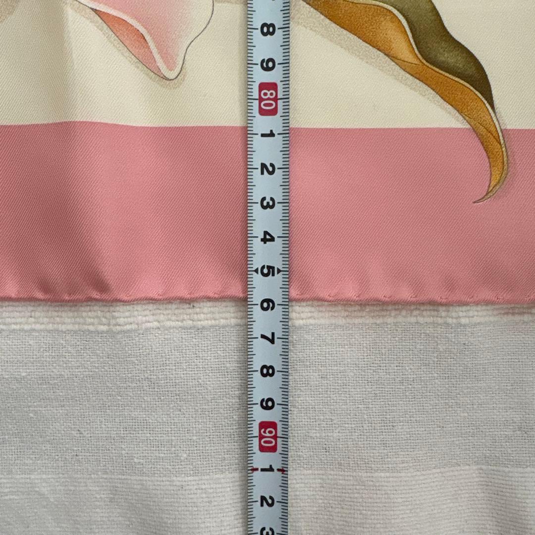 イタリア製　サルヴァトーレ フェラガモ　シルクスカーフ　花柄　ホワイト　ピンク系