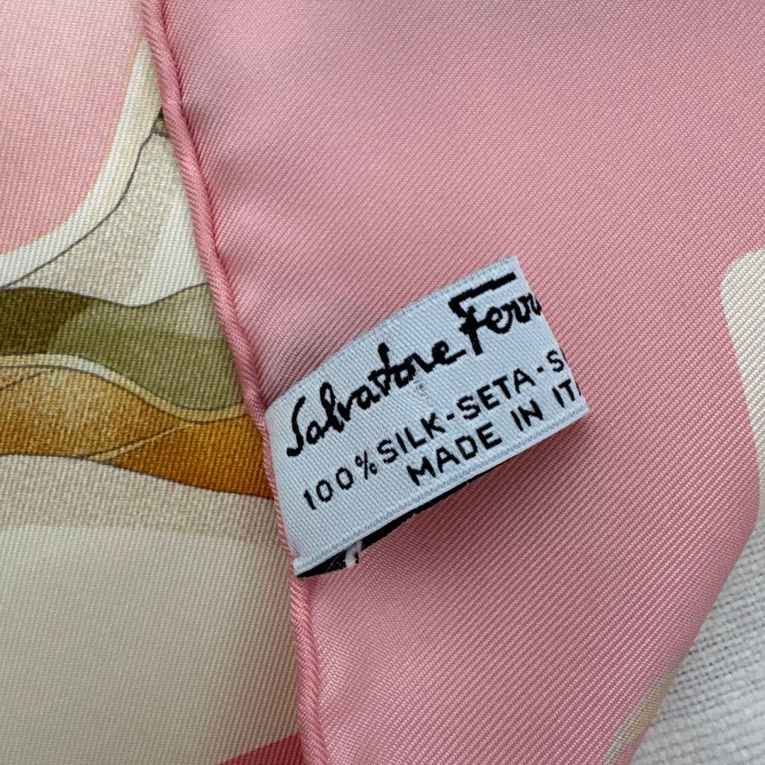 イタリア製　サルヴァトーレ フェラガモ　シルクスカーフ　花柄　ホワイト　ピンク系