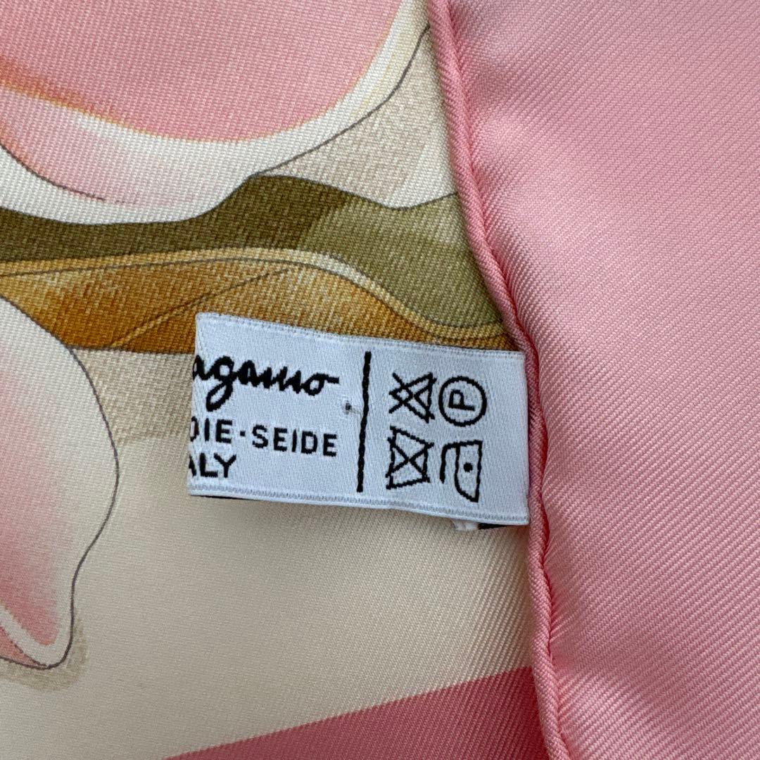 イタリア製　サルヴァトーレ フェラガモ　シルクスカーフ　花柄　ホワイト　ピンク系