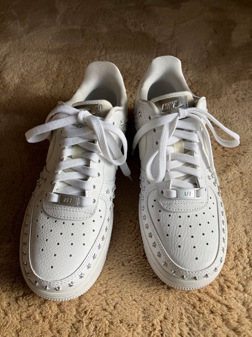 Nike Air Force 1 スタッズ ホワイト