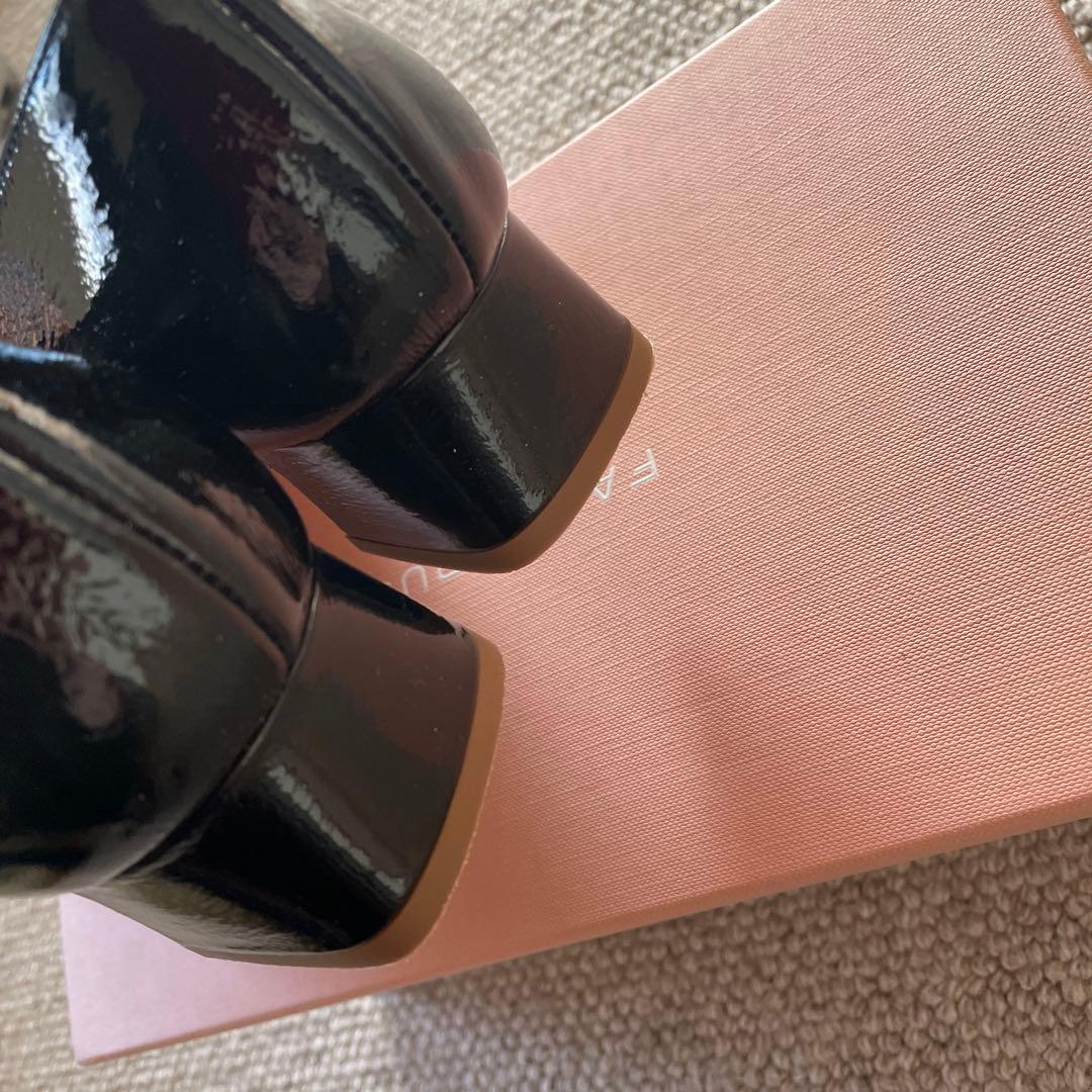 ファビオルスコーニ 黒エナメル スクエアトゥパンプス