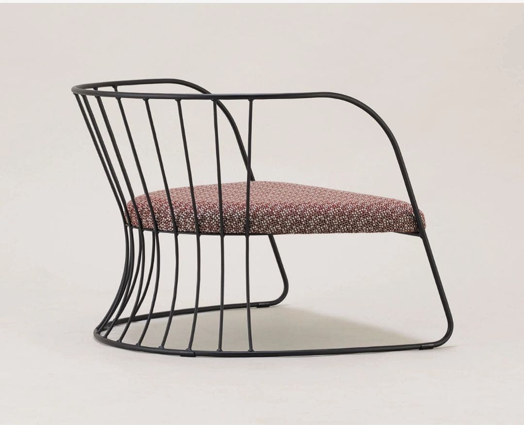 モダンデザインの赤いクッション椅子