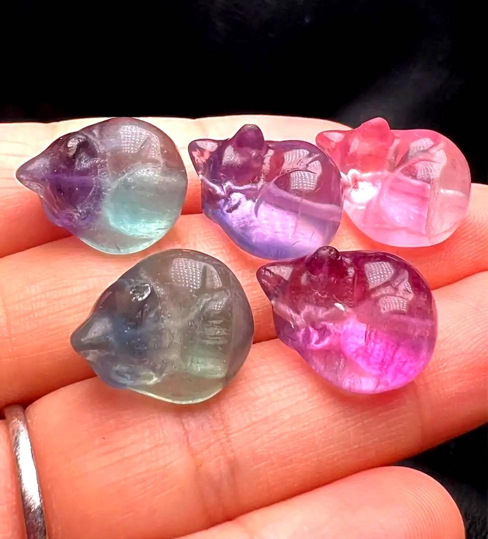 0801101  天然フローライト猫ちゃん５個セット、貫通穴　残り僅か