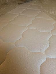 状態の良いダブルベッドとマットレス.サイズは2.11x1.45x0.45m.