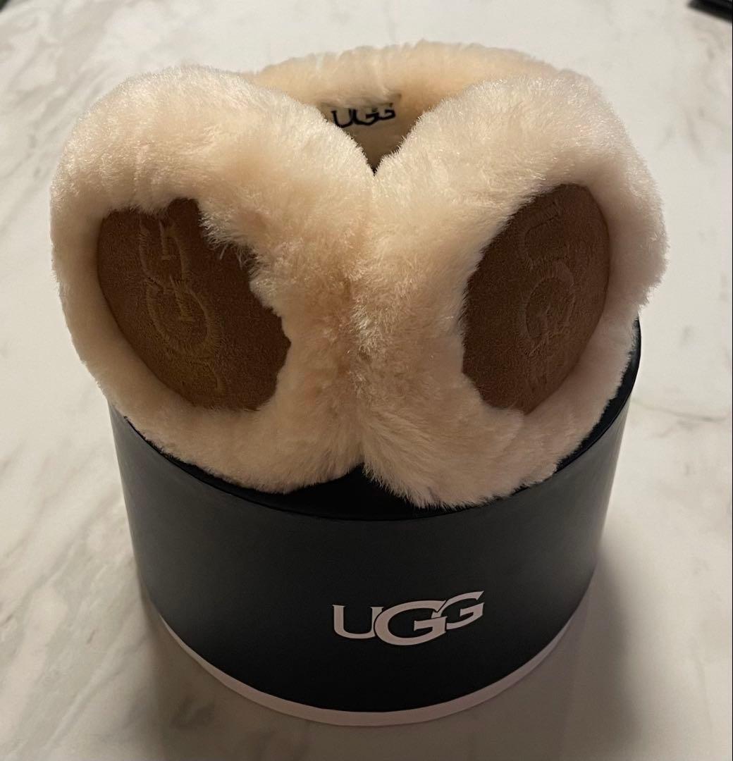 シープスキン UGG 刺繍ロゴイヤーマフ