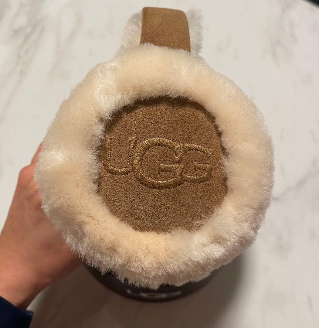 シープスキン UGG 刺繍ロゴイヤーマフ