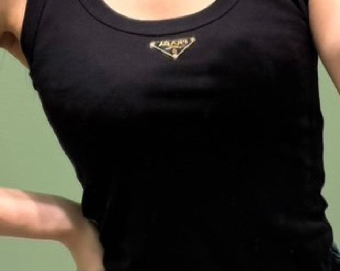 PRADA 黒 タンクトップ ロゴ付き