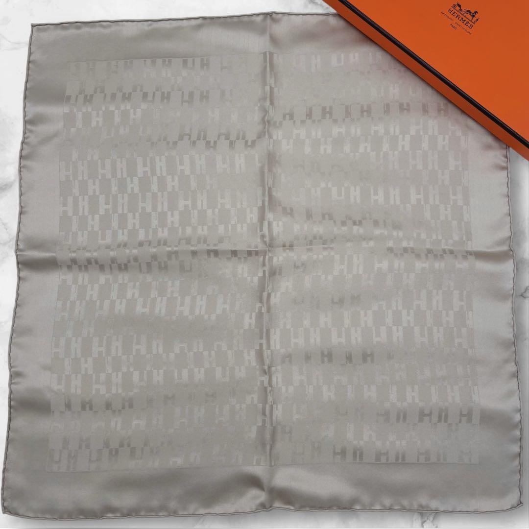 HERMESプチカレ ガヴロッシュ Grand H シルク100% ミニスカーフ