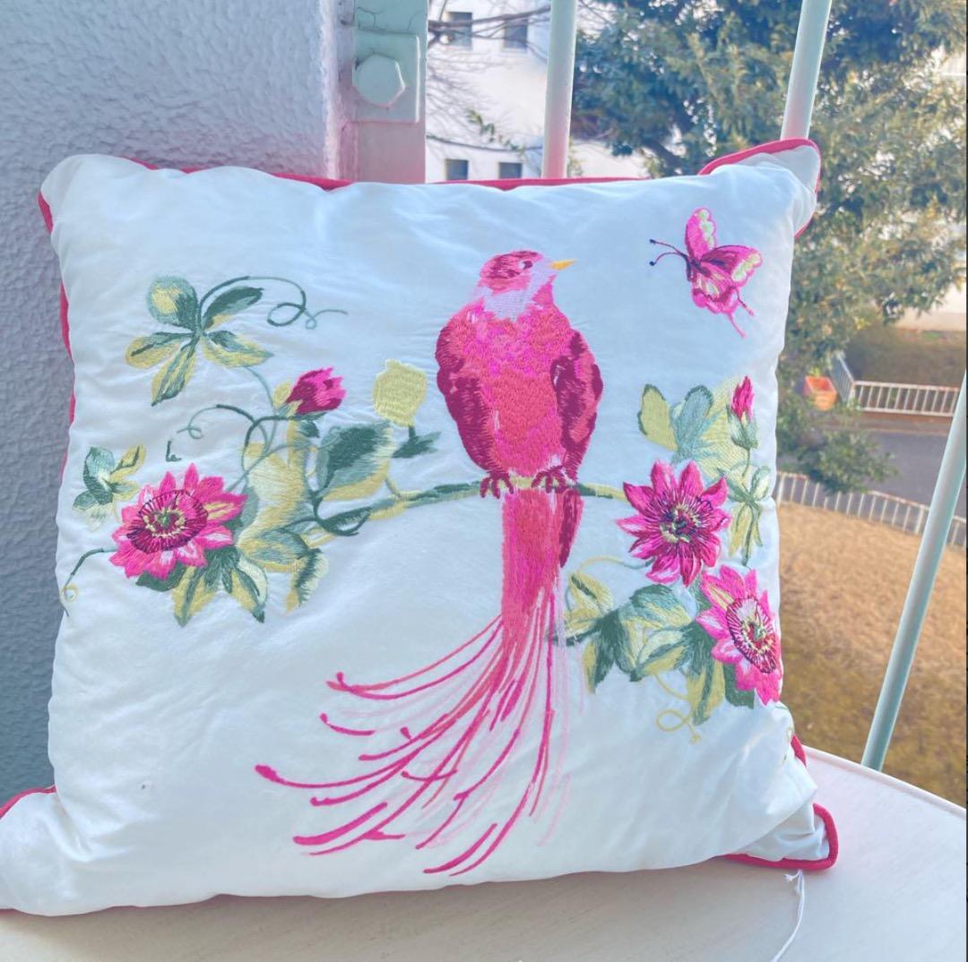 専用：イギリス老舗　ローラアシュレイ　刺繍クッション　フェザーパッド付き　新品