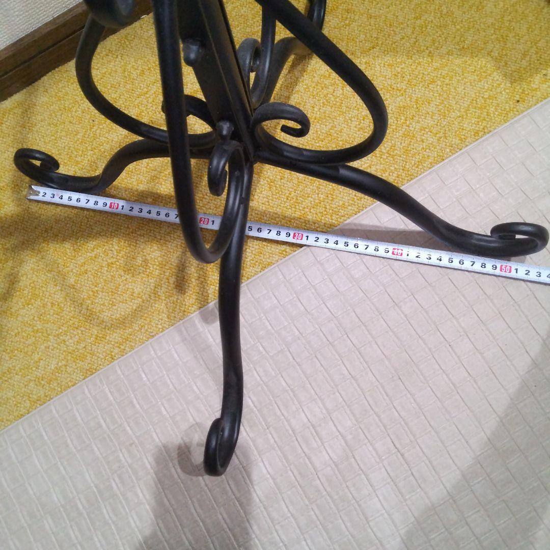 装飾的な金属製ハンガーラック