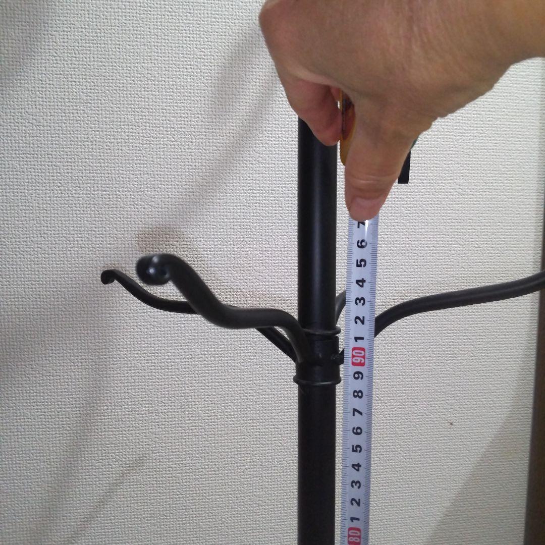 装飾的な金属製ハンガーラック