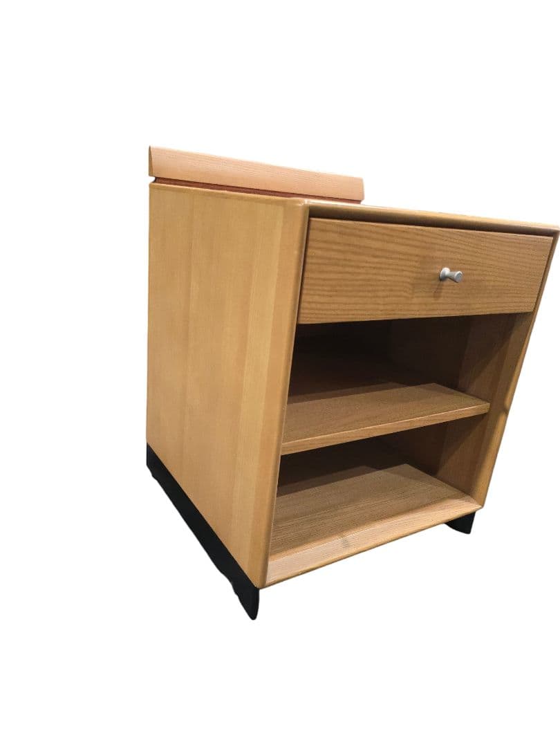 ②カリモク　ナイトテーブル　ベッドサイドテーブル　　引出し　コンセントつき