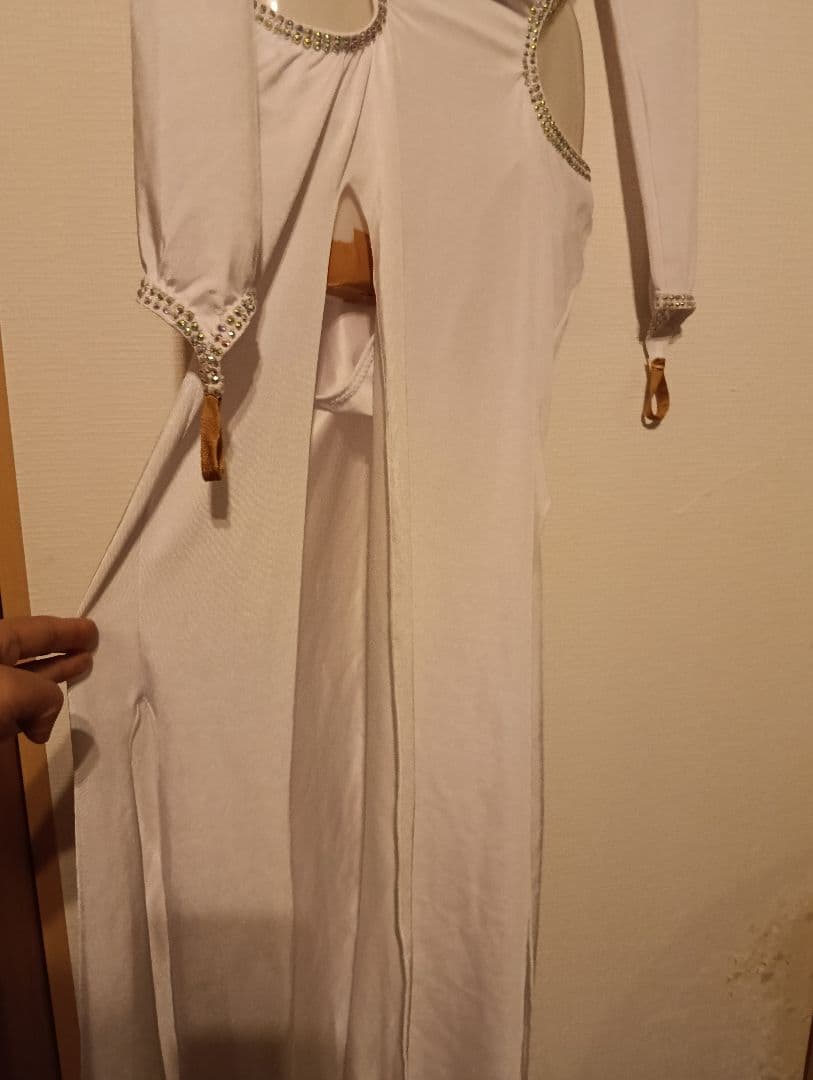 大胆なカットが美しくセクシー　白のルンバドレス　ラテン　社交ダンス　ベリーダンス