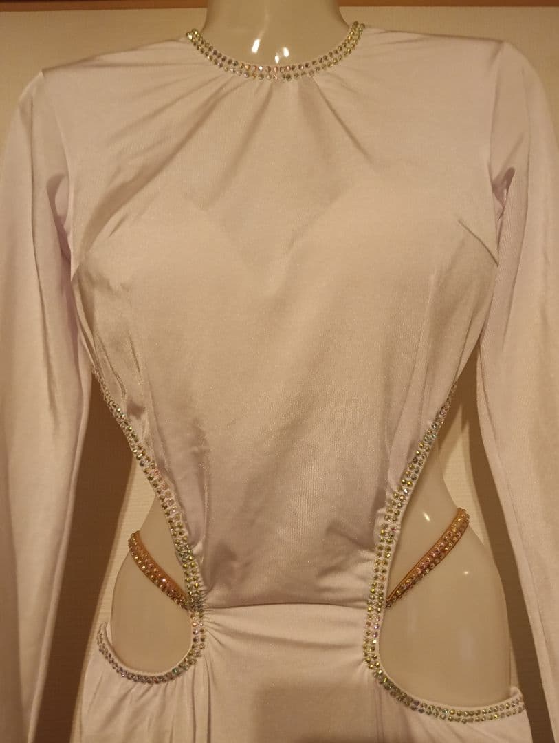 大胆なカットが美しくセクシー　白のルンバドレス　ラテン　社交ダンス　ベリーダンス