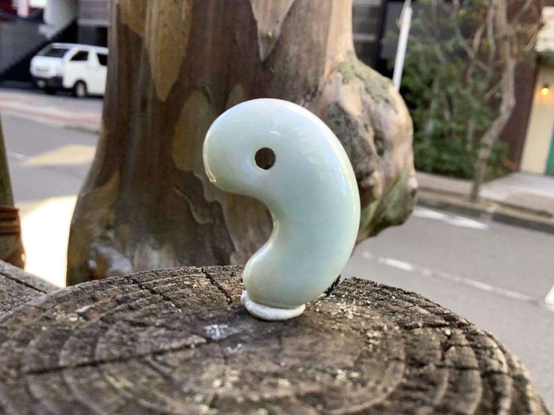 ✳お値段ご遠慮なく‼️高価糸魚川翡翠氷アイスジェイド勾玉　極上物　機械鑑定付本物‼️