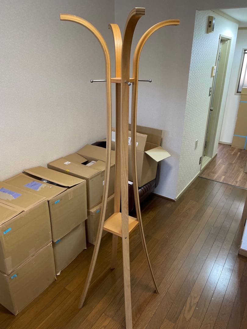 北欧モダン ポールハンガー 曲木 アクタス 似ています