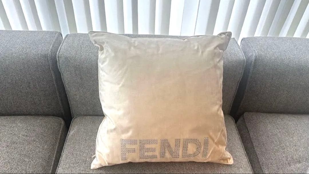 FENDI CASA フェンディカーサ　ベージュクッション　ラインストーン装飾