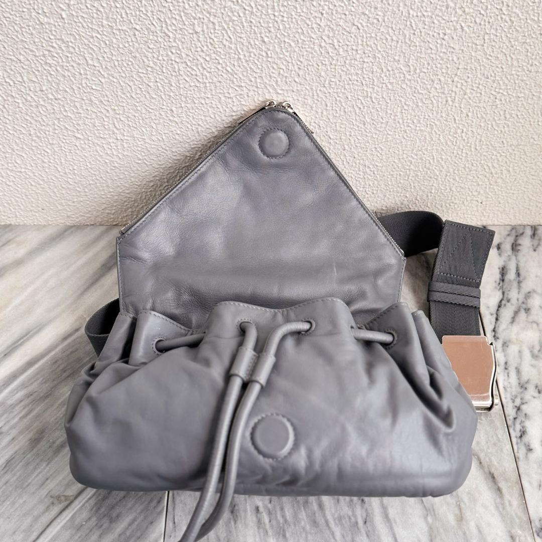 ボッテガヴェネタ ビーク ベルトバッグ ボディバッグウエストバッグ グレー