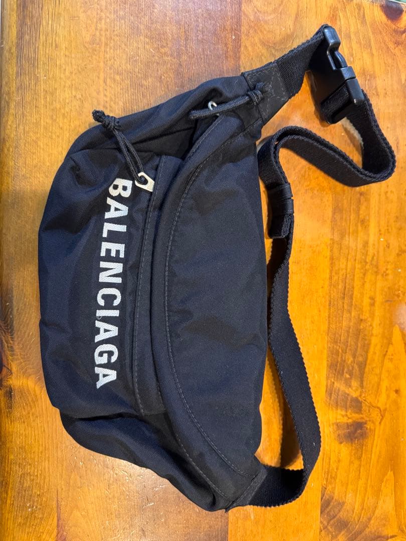 バレンシアガ　ボディバッグ