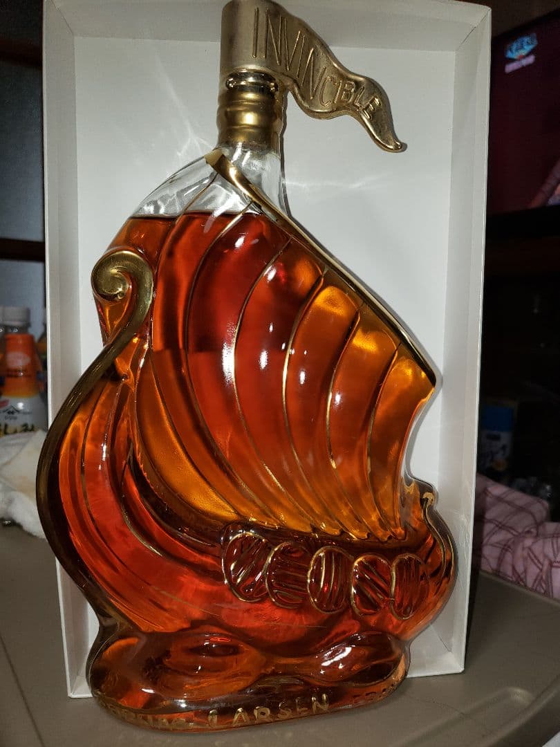 ラーセン　ゴールデンスカルプチャー「ゴールド」700ml40°ブランデー