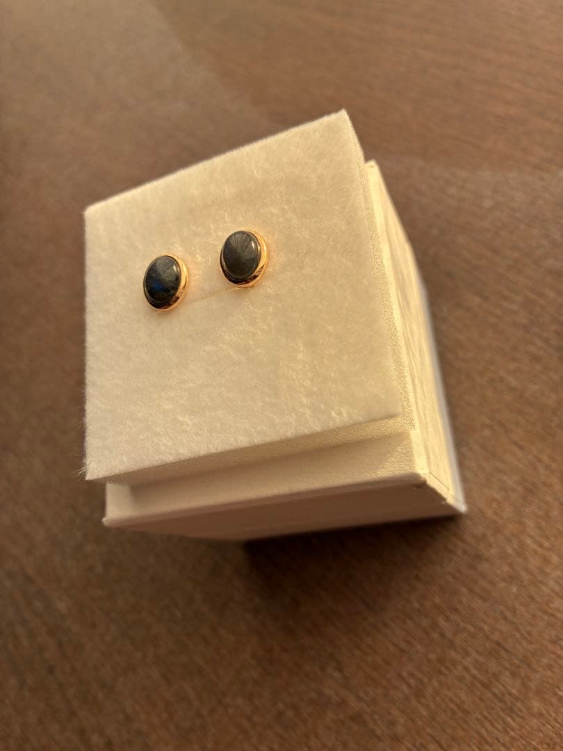 K10ブラックラブラドライト オーバルカボション スタッドピアス