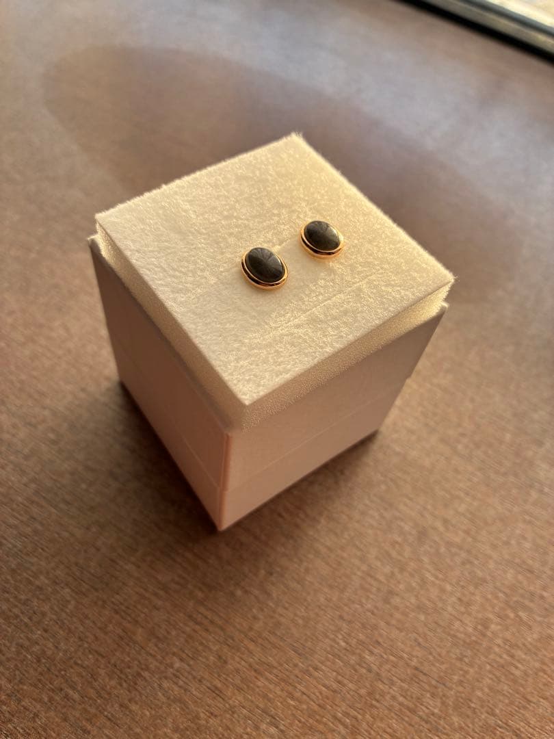 K10ブラックラブラドライト オーバルカボション スタッドピアス