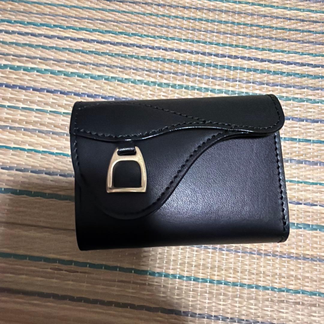 鞄のいたがき　鞍 ハンディウォレット　ブラック
