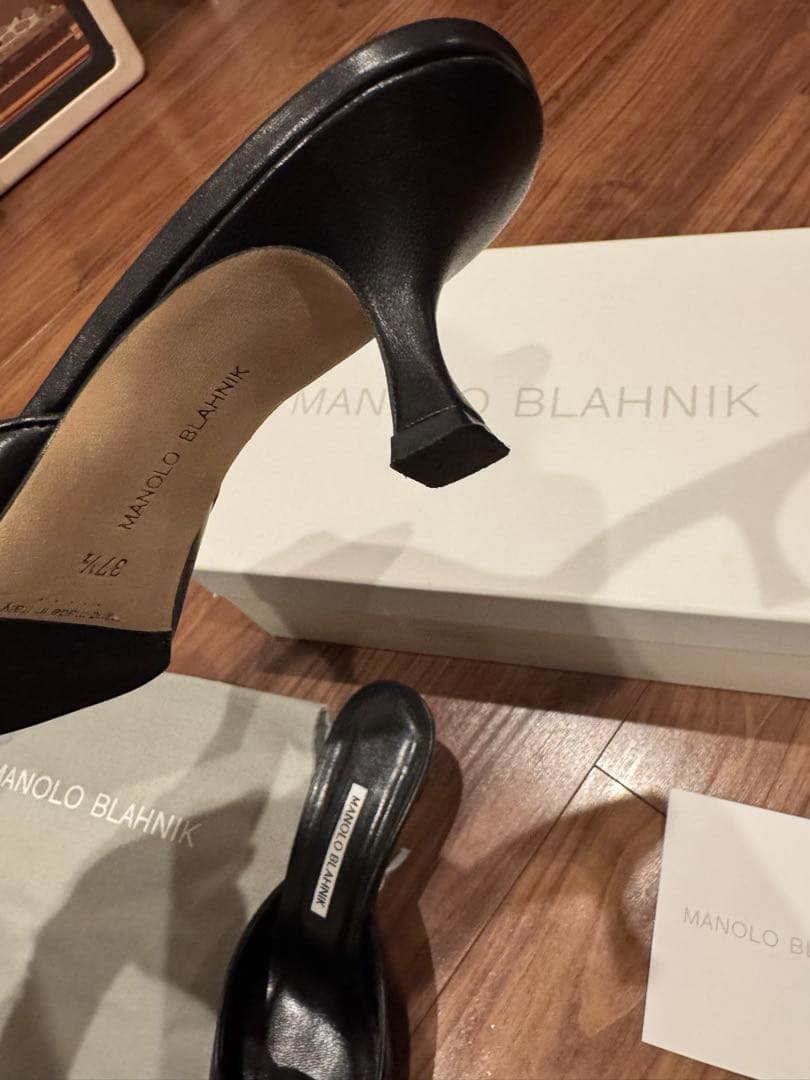 MANOLO BLAHNIK メイセール