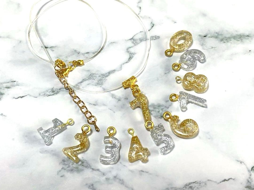 ネックレストップ 数字 ラメ入り 誕生日 記念日 ゴールド シルバー