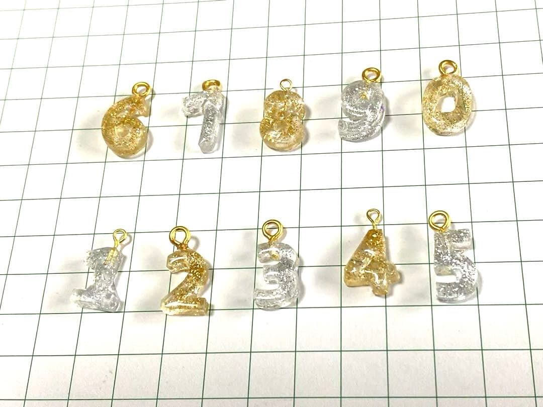 ネックレストップ 数字 ラメ入り 誕生日 記念日 ゴールド シルバー