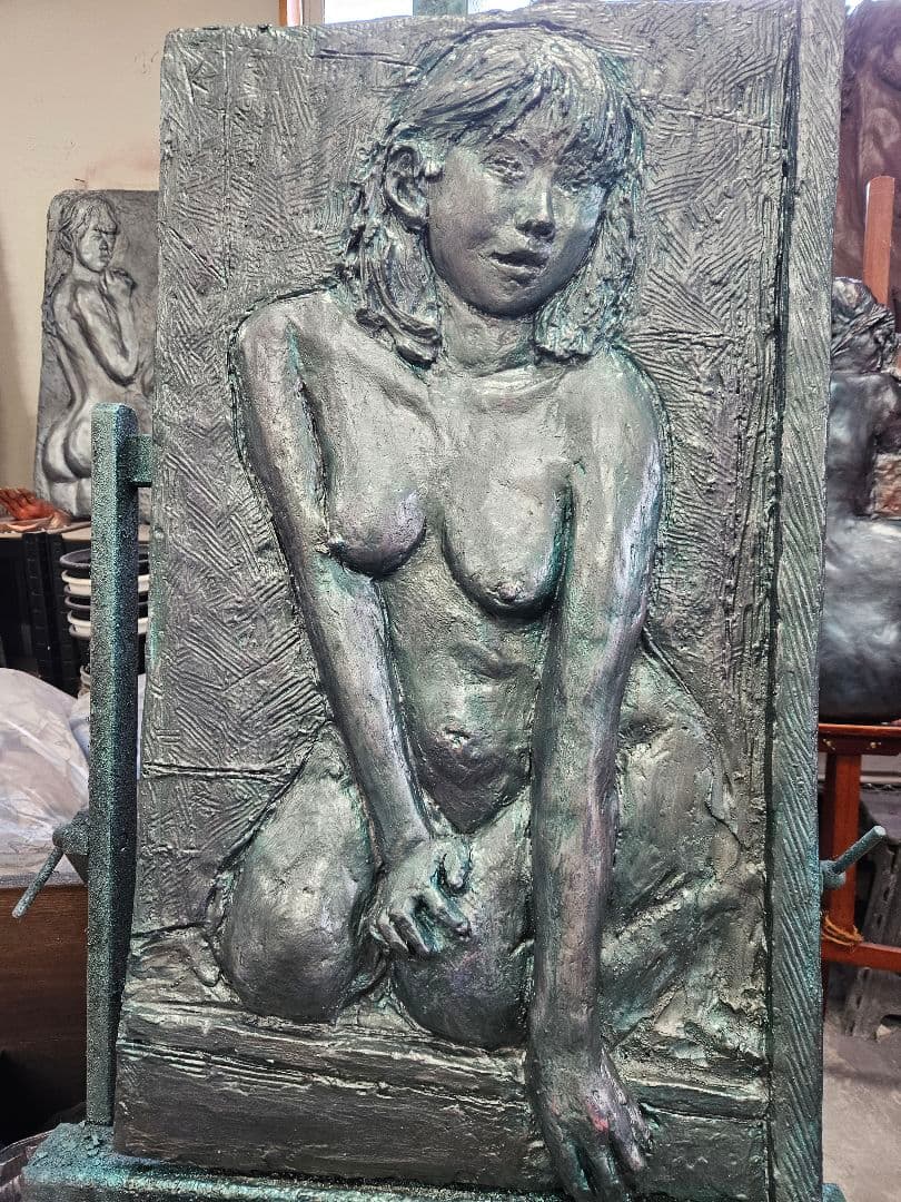 彫刻レリーフ座る女