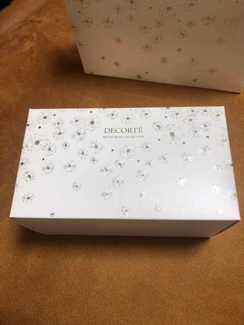 【新品】DECORTÉ ホワイトブリスコレクション　クリスマスコフレサンプル付き