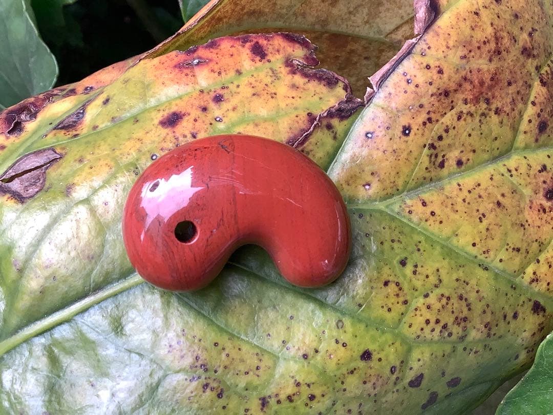 ✳売り尽くし希少玉　佐渡の赤玉石勾玉特大1点　幸運の赤‼️ 鑑別書付本物を‼️