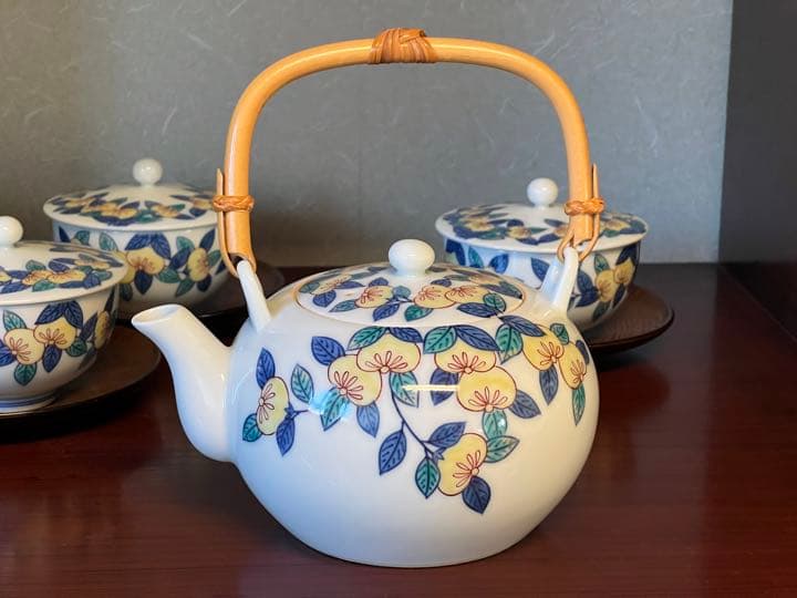 色鍋島今右衛門　嘉橘（かきつばた）蓋付茶器 桐箱入り