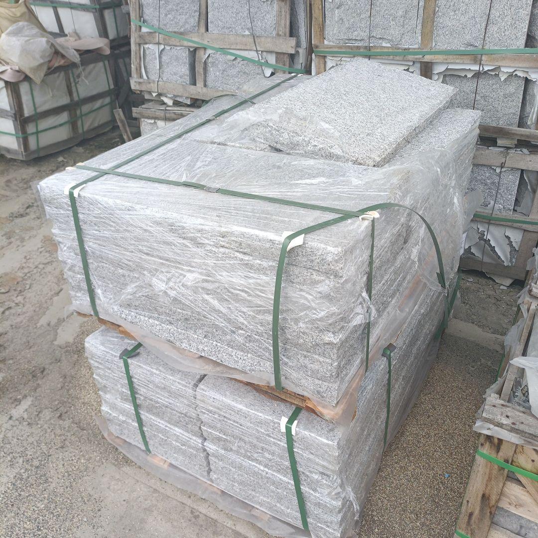 ベトナム産白敷石五面のみぎり仕上げ 400✕800✕60ミリ一箱18枚入り